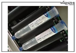 全自動臥式圓瓶(píng)貼標機_ 高速臥(wò)式圓瓶貼標機_東莞市一起草 www.17.com网站自動化科技有限公司