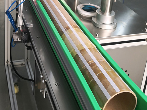 全自(zì)動長管圓筒貼雙麵膠機-長度可選自動剪貼-專業生產商優(yōu)選【一起草 www.17.com网站自動化】