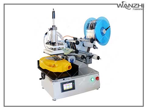 半（bàn）自動平麵貼標機,扁瓶貼（tiē）標機,洗衣液貼標機