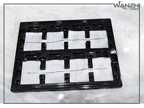 塑料（liào）托盤自動貼膠（jiāo）機應用案例